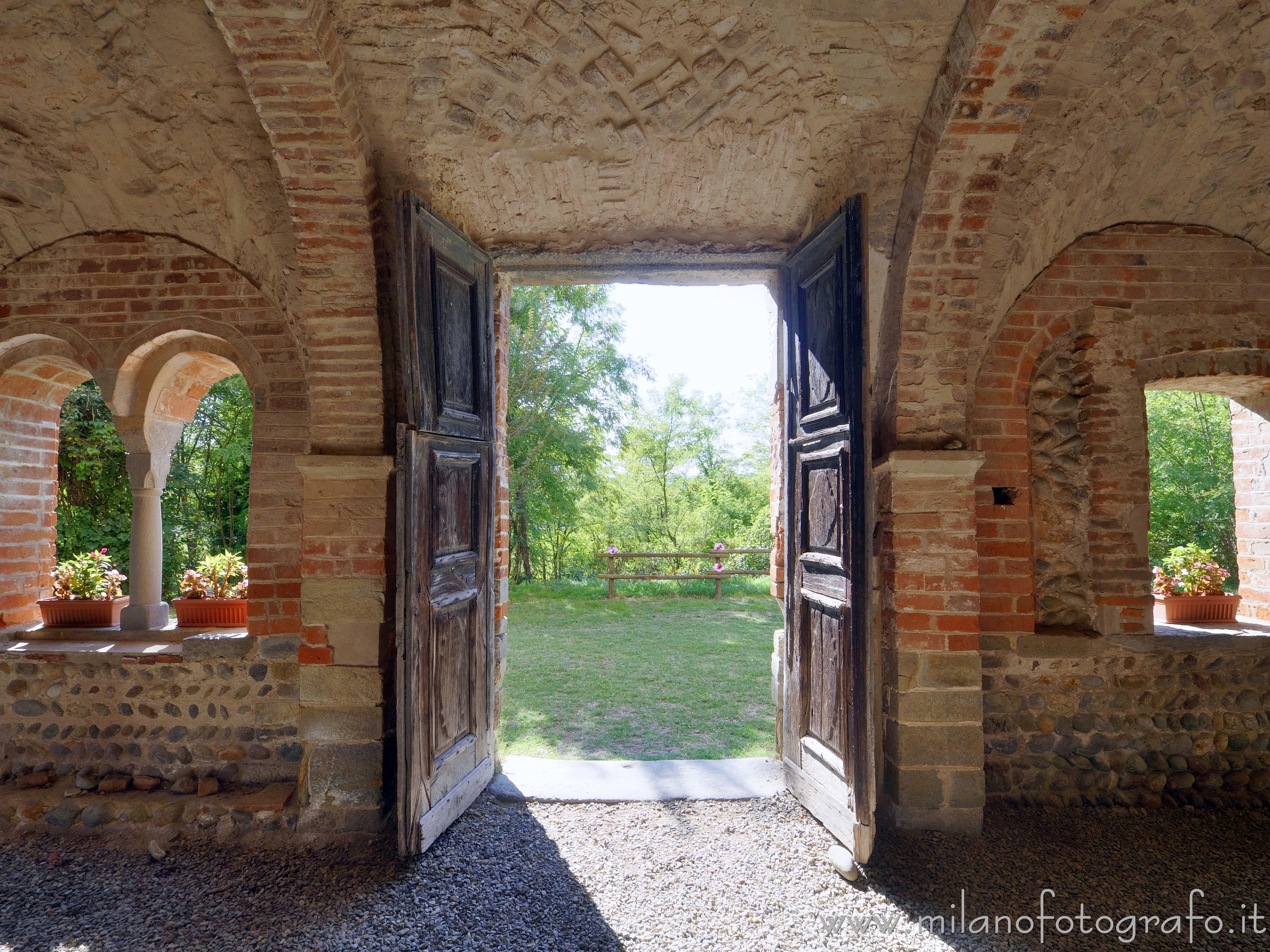 Castelletto Cervo (Biella) - Vista sulla campagna da dentro al portico della chiesa del Priorato Cluniacense dei Santi Pietro e Paolo